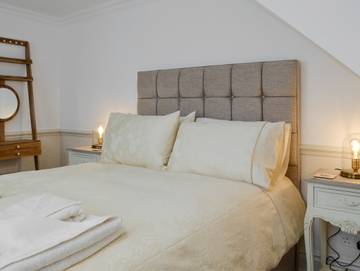 Log Cabin for 2 People in York, Yorkshire, Photo 4