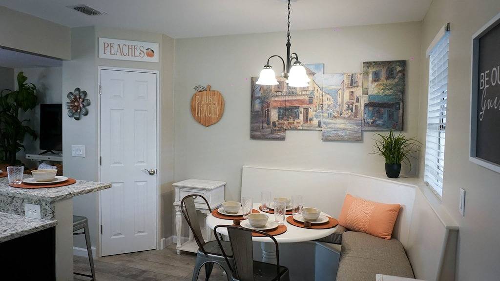 Sleeps 8, Pet-friendly, 1.5 miles from beach in St. Simons Island, Glynn County