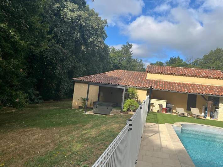Location de vacances pour 2 personnes, avec jardin ainsi que piscine et vue, animaux acceptés à Frayssinet-le-Gélat - 3