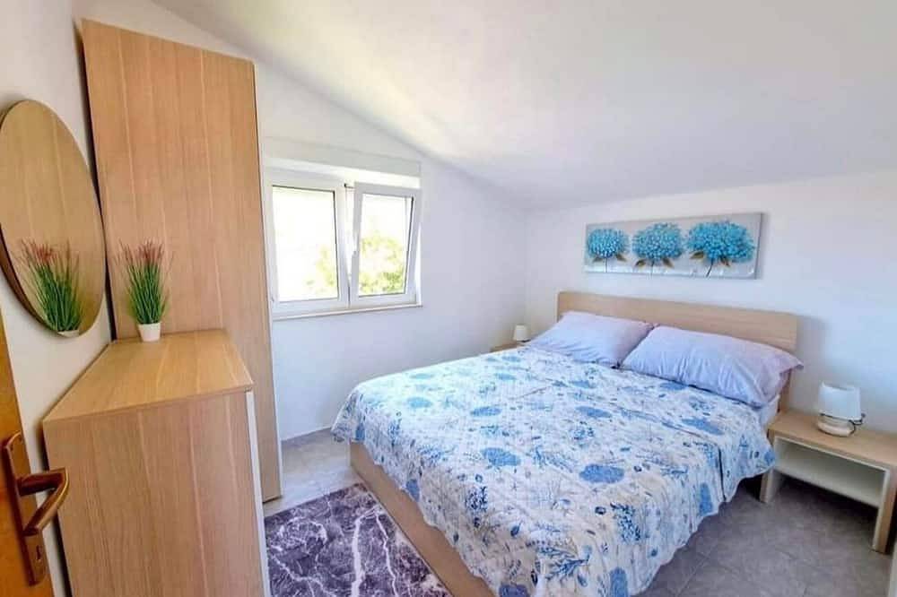 Ganze Wohnung, 1-Zimmer-Ferienwohnung mit Terrasse und Meerblick Medici, Omis in Mimice, Split-Dalmatien