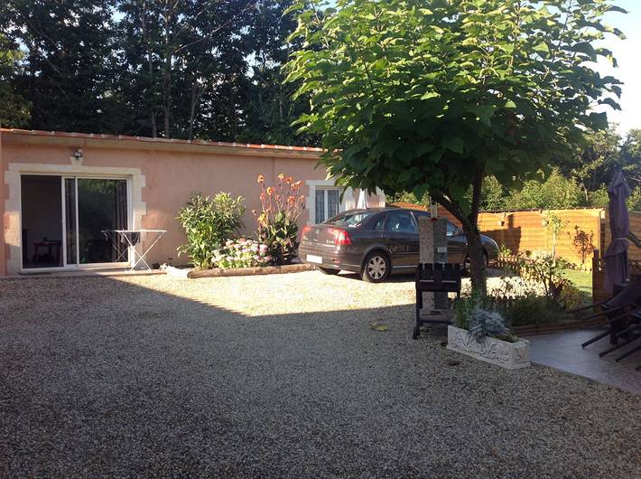 Gîte pour 2 personnes, avec jardin ainsi que piscine et terrasse à Larée - 3