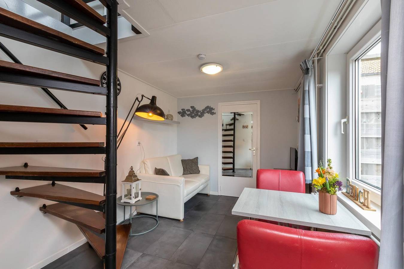 Cozy 2-person holiday home in the heart of Zoutelande, 300 meters from the beach in Zoutelande, Walcheren