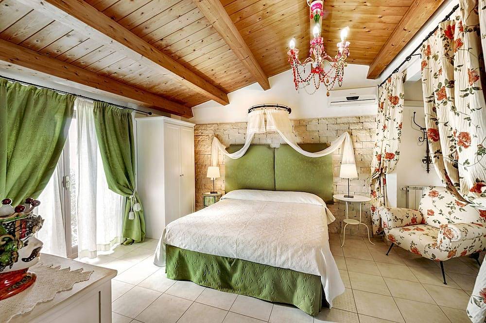 Villa U Marchisi with pool wifi next to the beach in Cava d'Aliga in Cava d'Aliga, Provincia de Ragusa