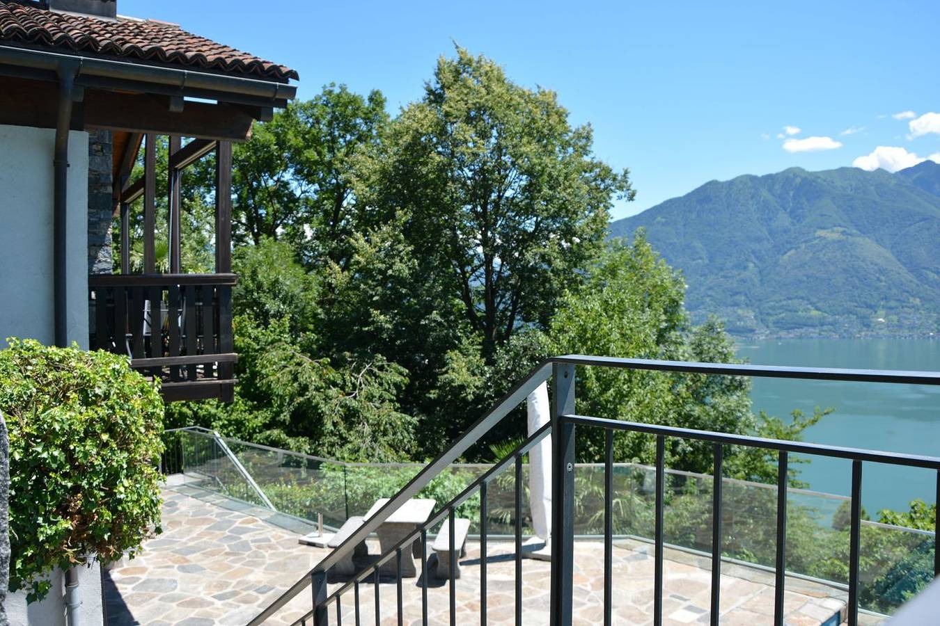 Grosszügiges, sehr gepflegtes Anwesen mit Schwimmbad und schöner Gartenanlage in Minusio, Tessiner Alpen