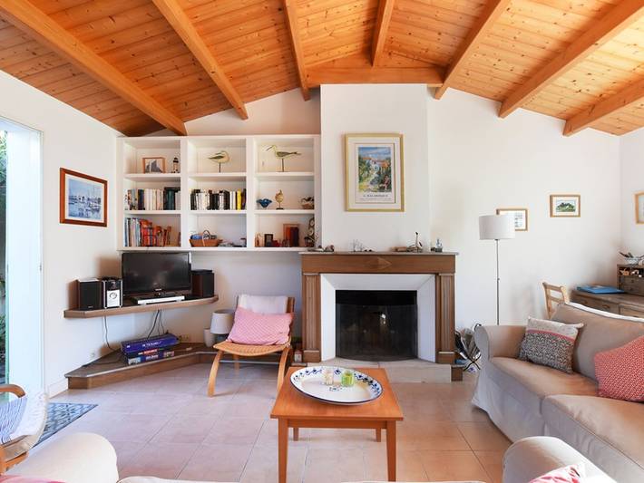 Cozy House in Ars-en-Ré - Near Port, Shaded Terrace, Wifi, Fireplace, and Modern Kitchen in Ars-en-Ré, Ile de Re