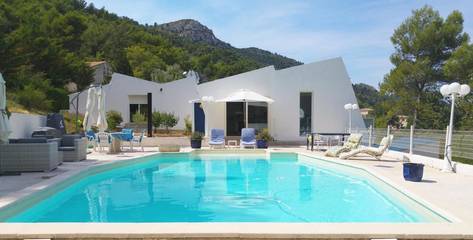 Cottage pour 4 personnes, avec vue ainsi que piscine et balcon à Cadolive