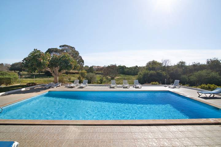 Entire studio, Quinta do Lagar - Apartamento 7 with Outdoor Pool, Terrace, Garden & Wi-Fi in Guia, Faro District