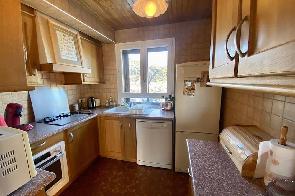 Entire apartment, Central Apartment in Formiguères - 2Br, Sleeps 6, Parking, Fireplace, Near Shops & Ski Shuttle in Formiguères, Parc naturel régional des Pyrénées catalanes