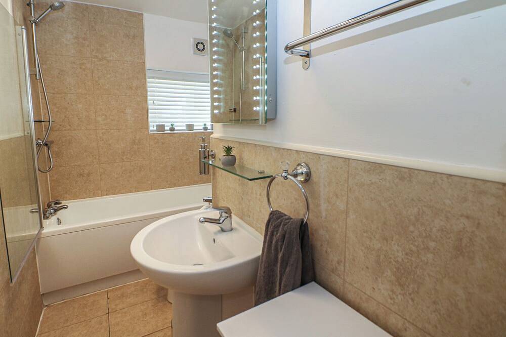 Lake Side Cottage, pet friendly, with a garden in Wakefield in Wakefield, Westliches Yorkshire