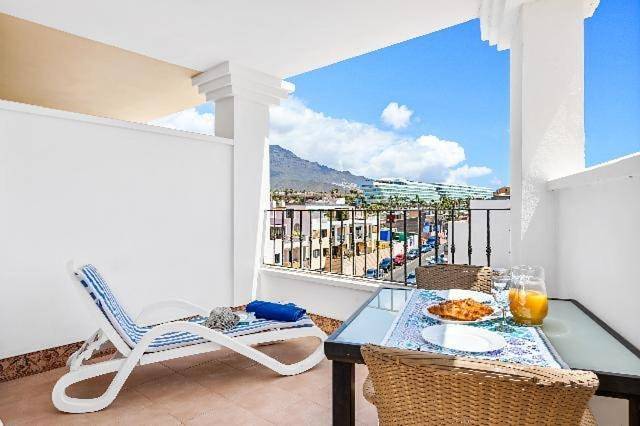Gîte pour 2 personnes, avec piscine ainsi que terrasse et vue dans La Caleta - 2