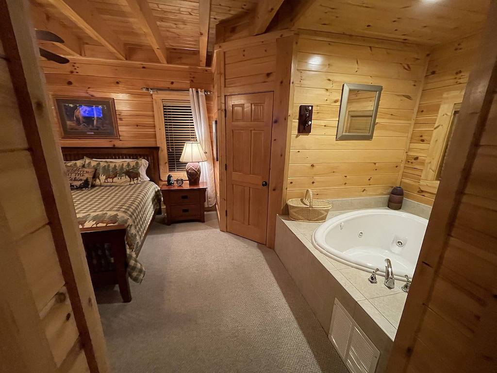 * Beary Cosy * Minuten von der Stadt! Whirlpool, Billardtisch, wunderschöne Aussicht !! Buchen Sie noch heute! in Waldens Creek, Pigeon Forge
