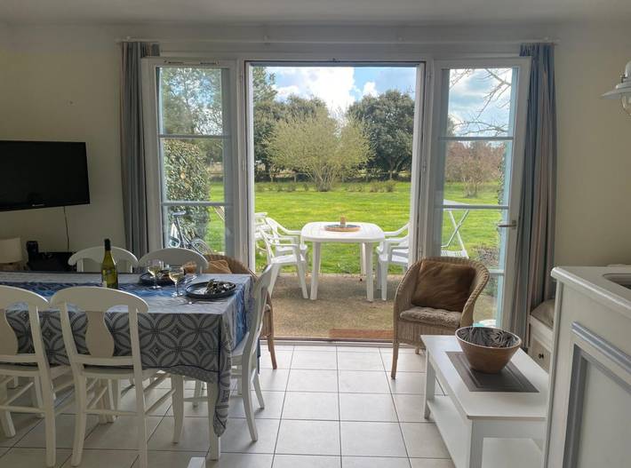 Gîte pour 6 personnes, avec terrasse ainsi que piscine et jardin, animaux acceptés