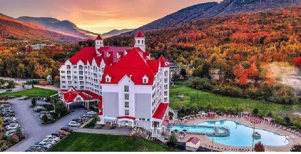 Ganze Wohnung, Neu modernes Studio im River Walk Resort mit Bergblick vom Balkon in Lincoln (NH), Franconia Notch