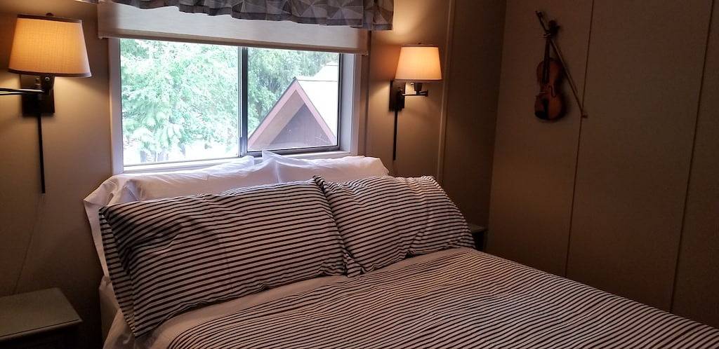 Brand New Listing. Remodeled lake home, private beach and dock in Kaniksu Nationalwald