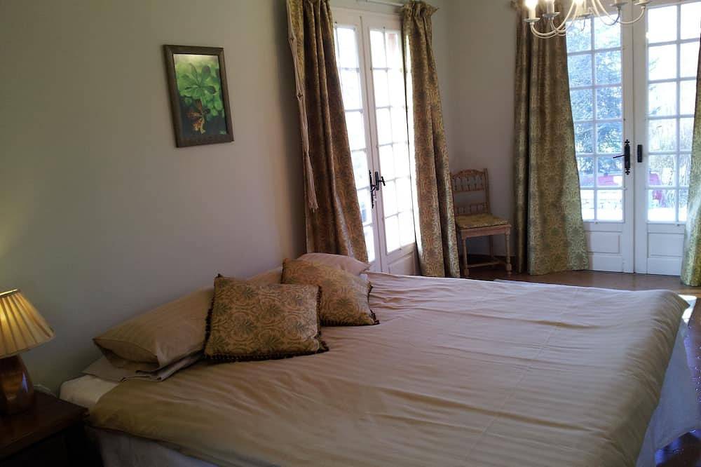 Appartement entier, Lamourlanquais. Gite Eu avec grande piscine. Cuisine avec 2 chambres et 4 personnes in Lanquais, Périgord Pourpre