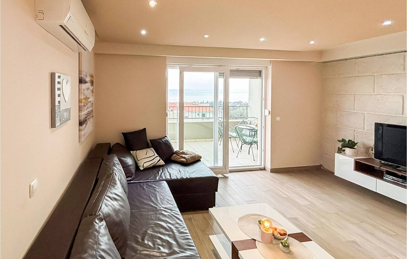 Ganze Ferienwohnung, Reizende Ferienwohnung mit Meerblick, WLAN und Parkplatz in der Nähe des FKK-Strandes Nugal in Tucepi, Makarska Riviera