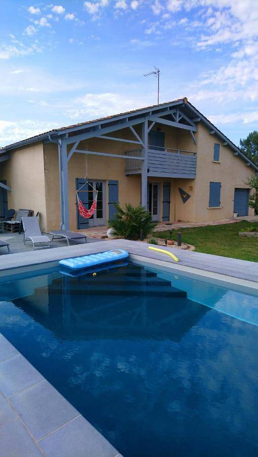Appartement de vacances pour 2 personnes, avec terrasse et piscine ainsi que jardin et vue