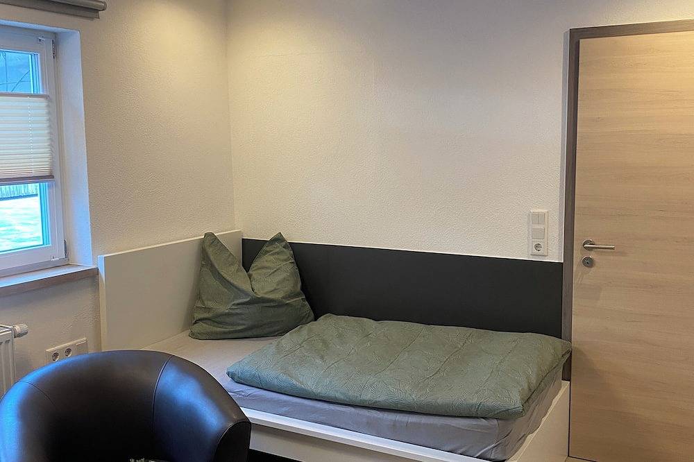 Ganze Wohnung, Modernes Apartment in ruhiger Gegend in Burgbernheim, Romantische Straße