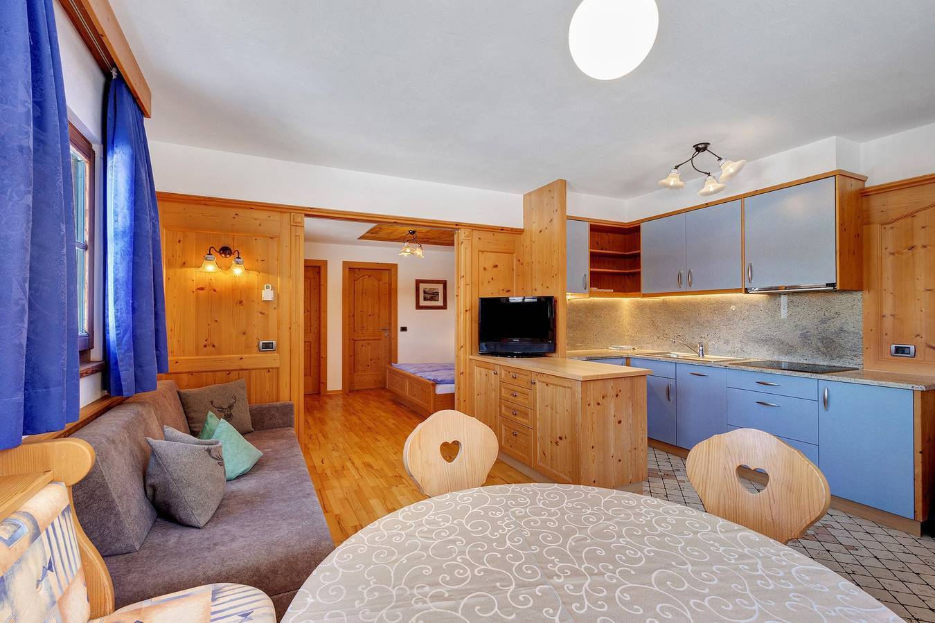 Apartamento entero, Apartamento "Ciasa Mirio Pütia" con vistas a la montaña, Wi-Fi y jardín in Rumestluns, La Valle