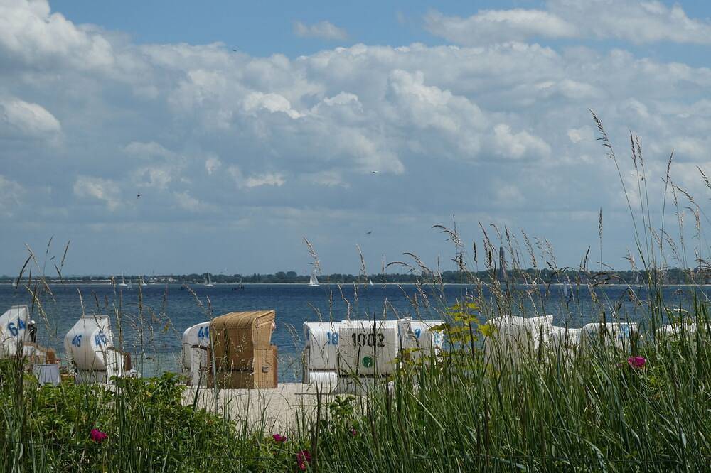Ganze Wohnung, Ferienwohnung in Strandnähe mit Ostseeblick in Kieler Förde, Strande