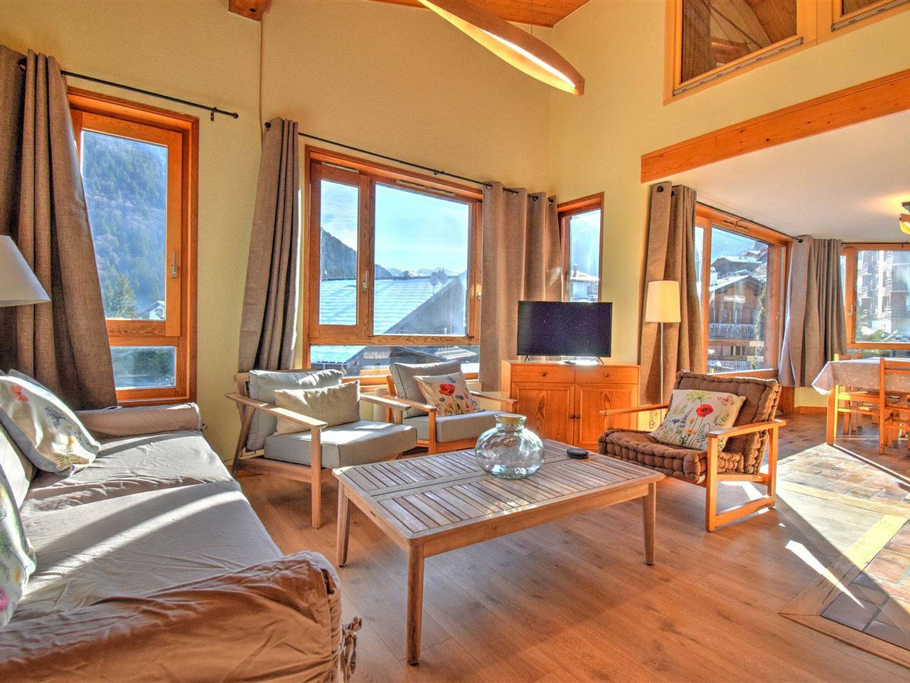 Entire apartment, 4-Bed Apt Near Center with Fireplace & Balcony in Morzine, Les Portes du Soleil