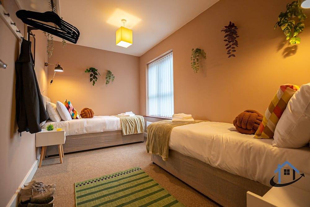 King beds workspace corporates parking sleeps 8 in Northampton, Northamptonshire