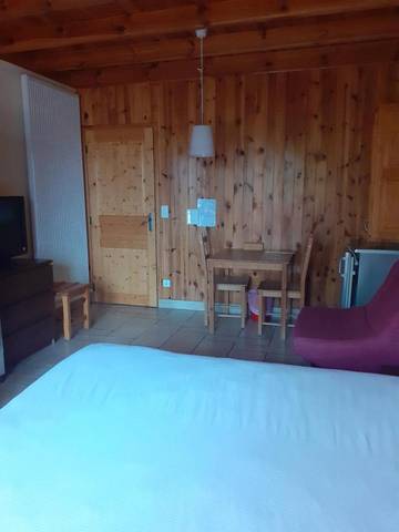 Hôtel pour 4 personnes, avec vue ainsi que terrasse et jardin, animaux acceptés à Allègre