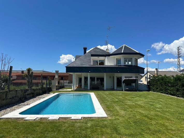 Casa de vacaciones para 16 personas, con Balcón y Jacuzzi además de Terraza y Jardín en Villagarcía de Arosa