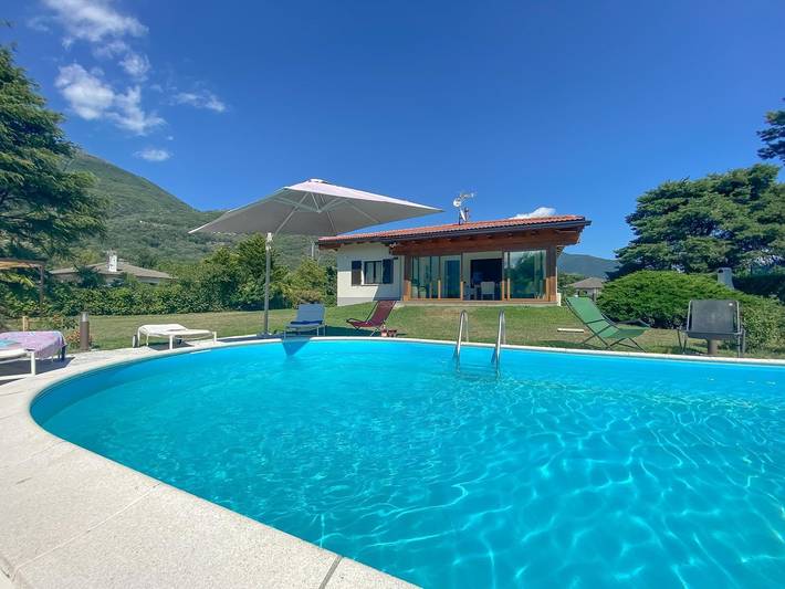 Bungalow für 6 Personen, mit Terrasse und Garten sowie Pool und Seeblick am Comer See