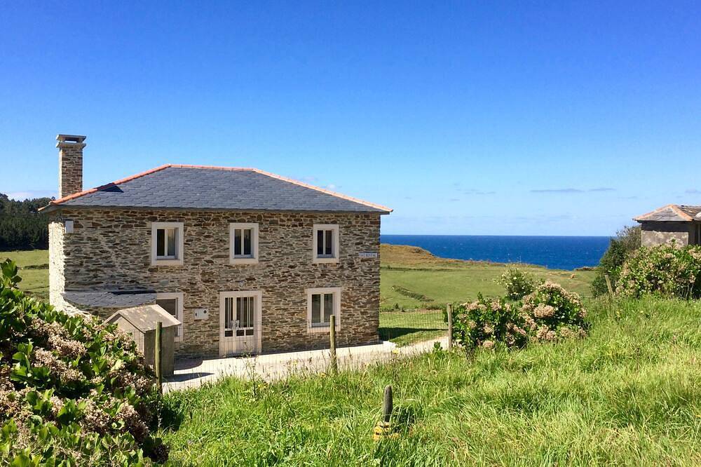 Sunny country cottage with garden located steps from several stunning beaches. in Ortigueira, Galician Coast