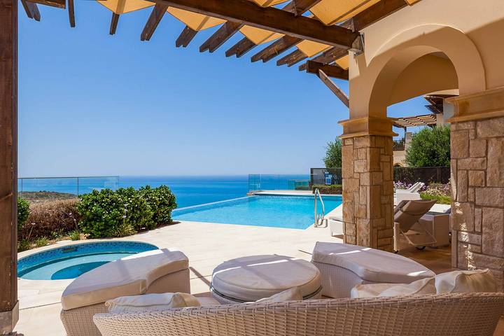 Villa for 8 people, with terrace in Aphrodite Hills