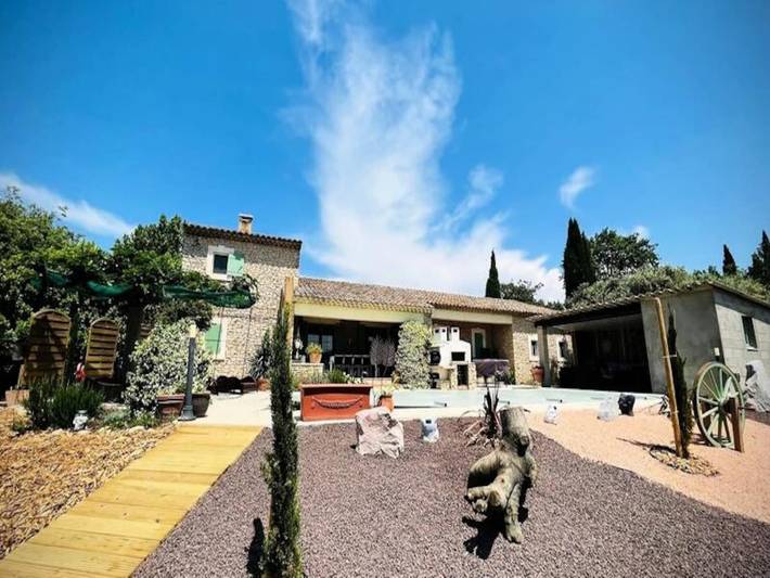 Gîte pour 10 personnes, avec jardin ainsi que balcon et piscine, adapté aux familles à Lagnes - 4