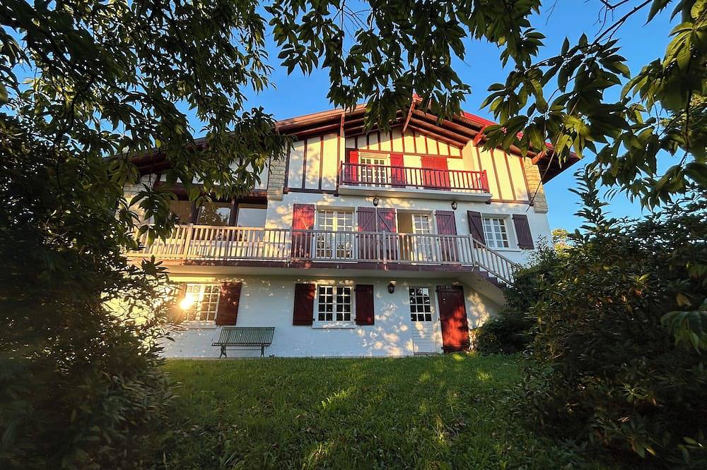 Beautiful family home in the heart of the Basque countryside, less than 30 minutes from the beaches in Espelette, Bayonne region