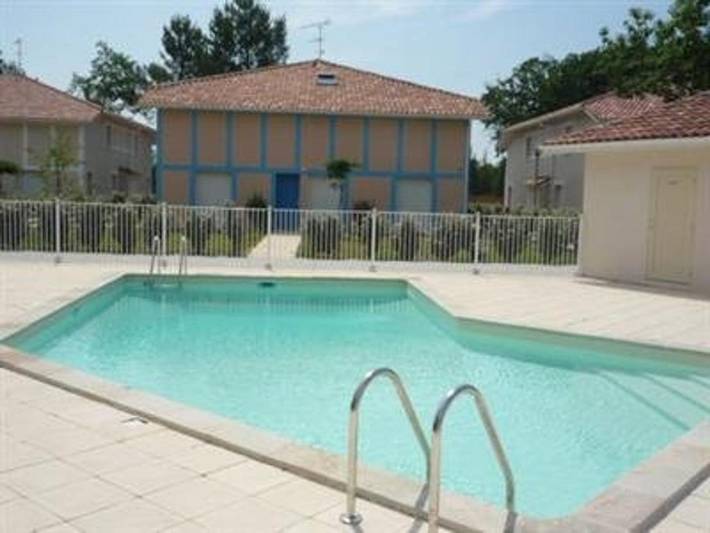 Appartement de vacances pour 4 personnes, avec piscine ainsi que terrasse et jardin