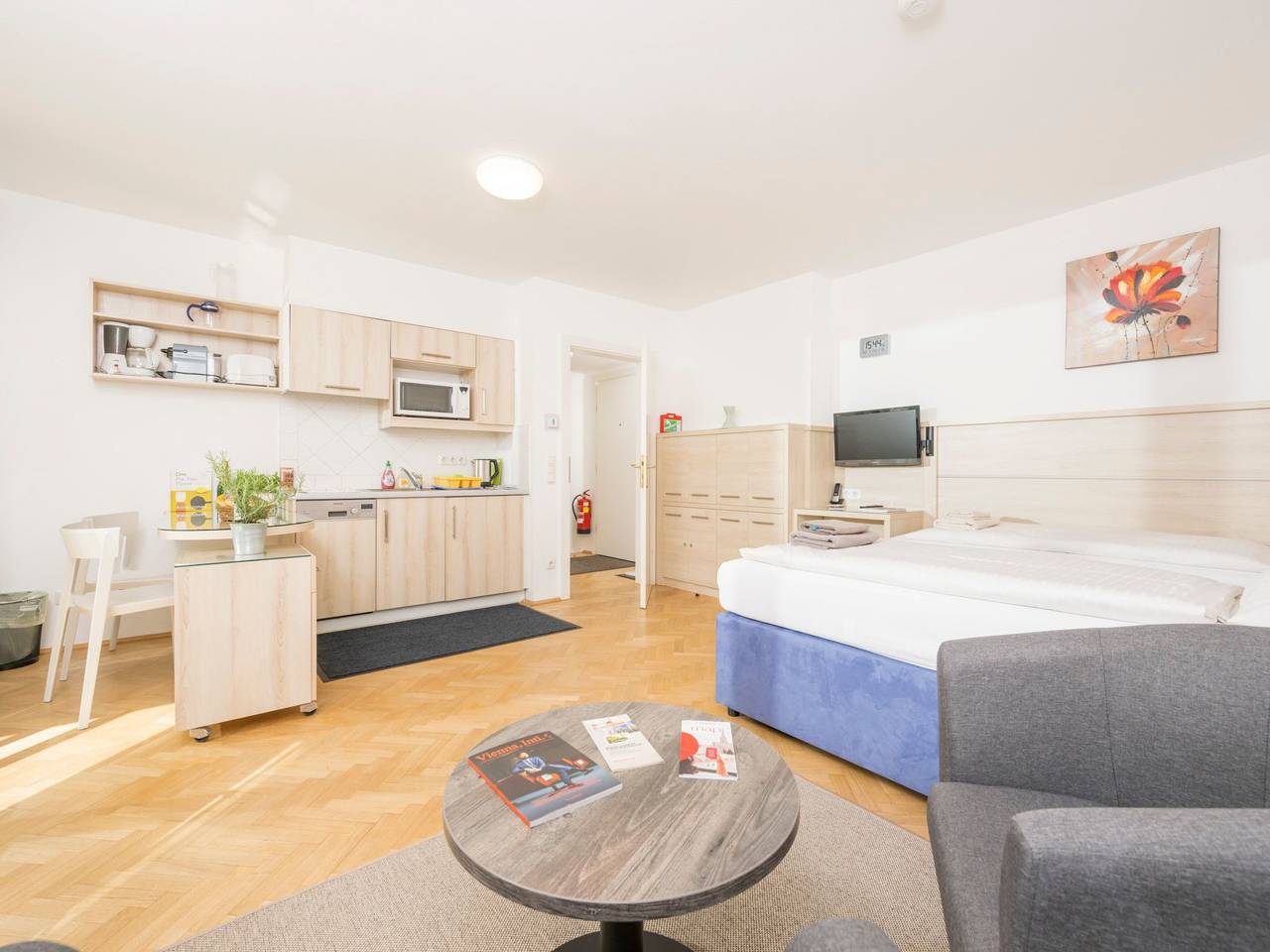 Ganze Wohnung, Studioappartement mit kleinem Garten und Terrasse in Hernals, Wien