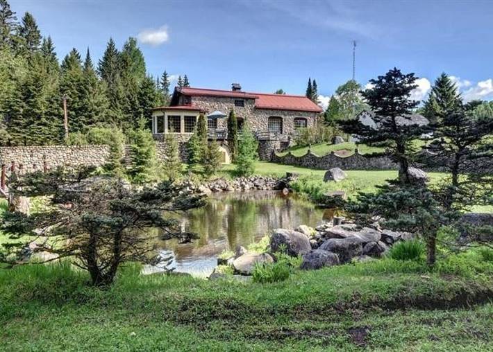 Chalet for 25 people, with garden and hot tub in Quebec