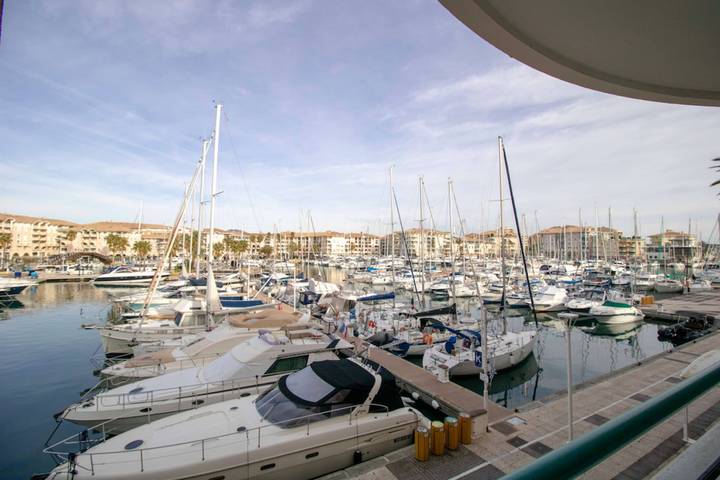 Gîte pour 6 personnes, avec Balcon et Piscine dans Plage du Port Fréjus