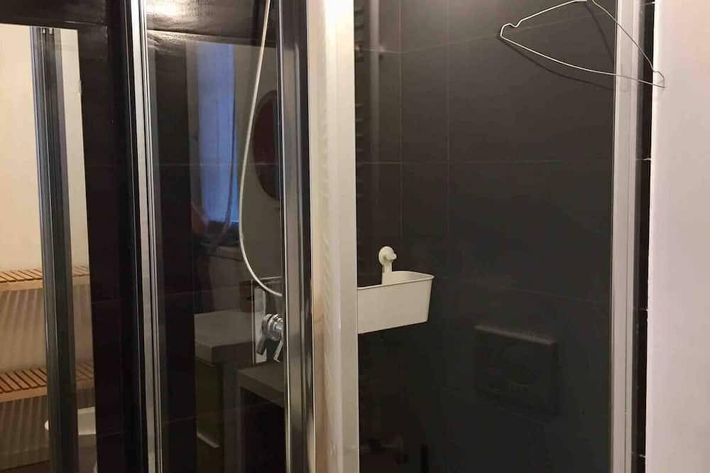 Apartamento entero, Casa del Árbol a lo Largo del Canal Naviglio Grande in Milán, Provincia de Milan