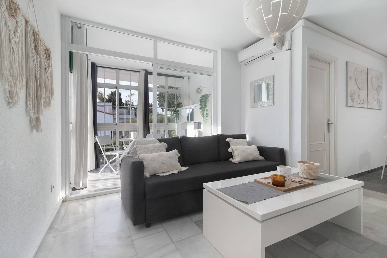 Geheel appartement, Appartement 'La Carihuela' met Gedeeld Zwembad, Wifi en Airconditioning in Montemar Torremolinos, Torremolinos