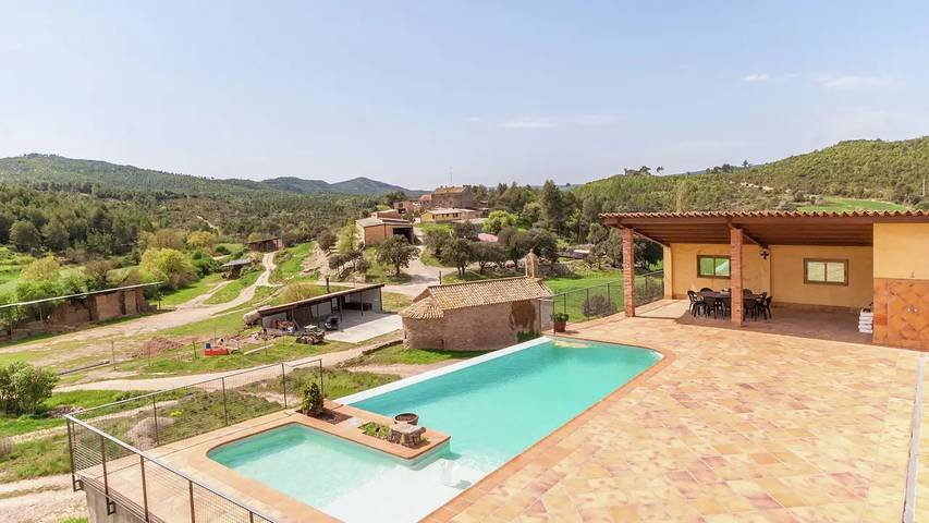 Gîte pour 15 personnes, avec piscine et terrasse dans Bages