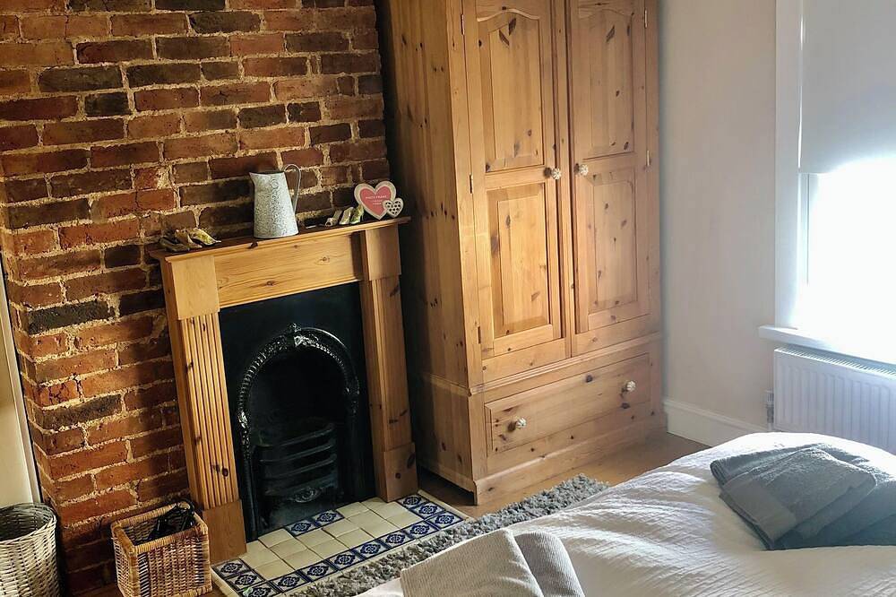 Cosy character cottage near city and coast in Chichester, West Sussex