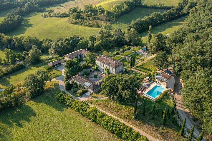 Location de vacances pour 20 personnes, avec vue et piscine ainsi que sauna et jardin, animaux acceptés à Damiatte - 2