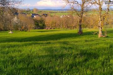 Camping pour 2 personnes, avec terrasse ainsi que jardin et vue dans le Cantal
