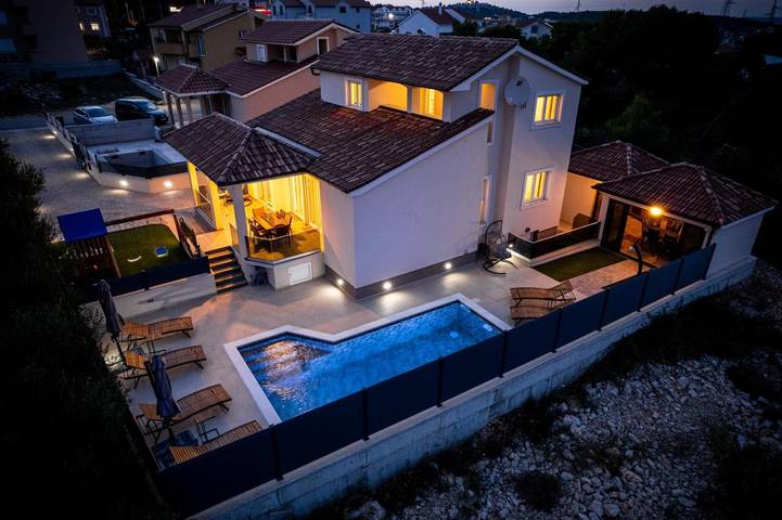 Villa pour 8 personnes, avec jardin et piscine ainsi que terrasse et vue, animaux acceptés à Šibenik
