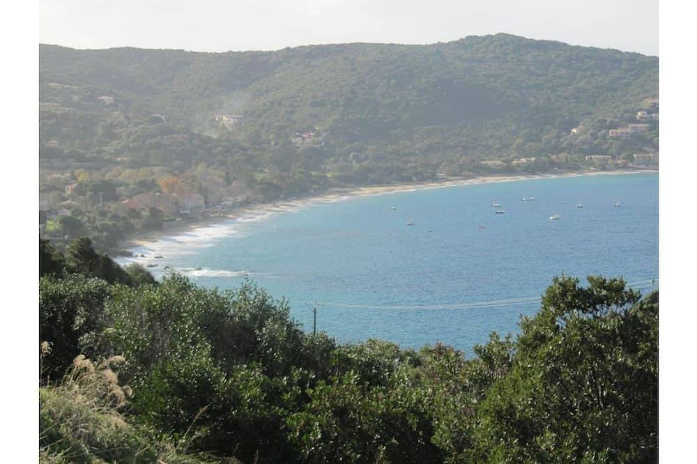 T3 Les pieds dans l'eau: sea view - Air-conditioned, equipped apartment - Golf Campomoro in Belvédère-Campomoro, Arrondissement de Sartène