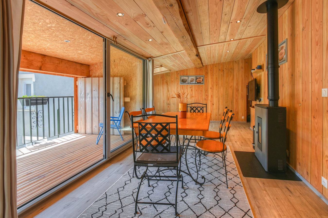 Holiday Home 'Le Pic Du Midi' with Mountain View, Shared Terrace and Wi-Fi in Roquefeuil, Limoux region