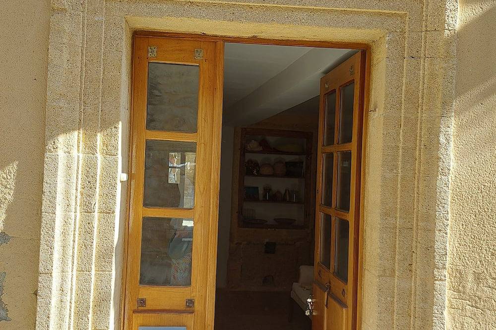 Cozy vacation home in picture-book village, 2 km to the beach at the Pont du Gard in Vers-Pont-du-Gard, Region de Nimes