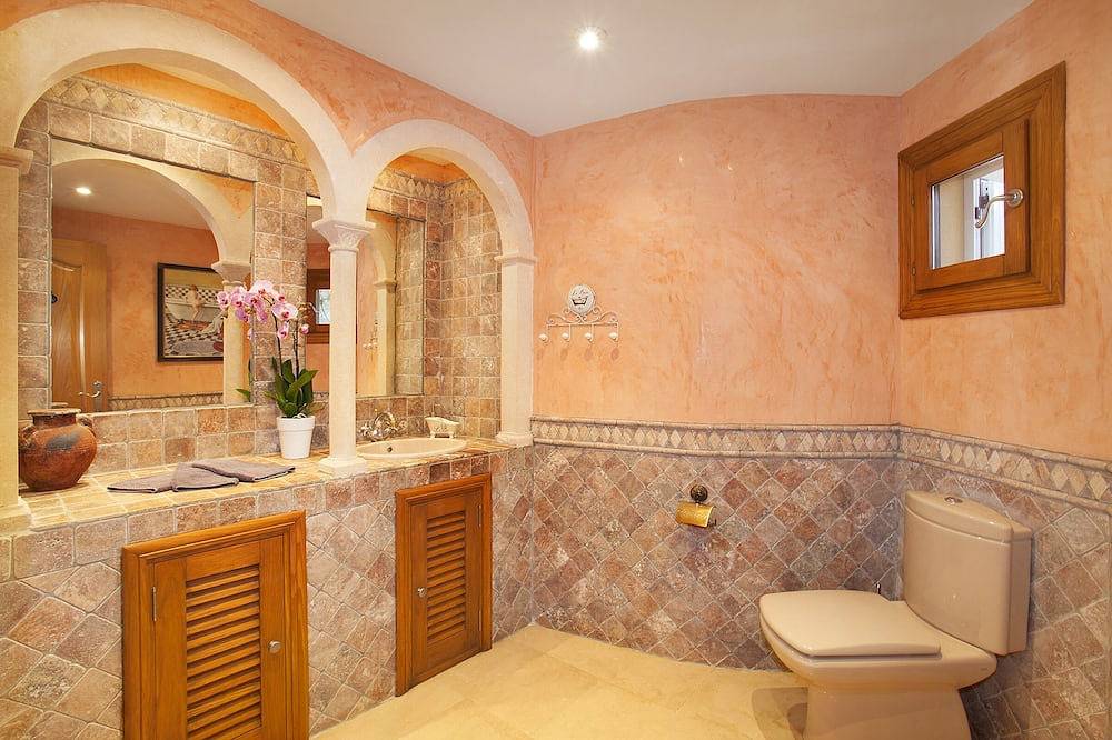 Sea Front, Beach 5 mins, Large Heated Jacuzzi , 2 Wifis, Games / Meeting Lounge in Cala Vinyes, Calvià