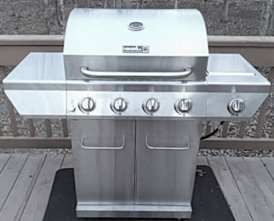 Family-friendly Modern Mountain Getaway with open floor plan and large deck in Masthope, Pike County