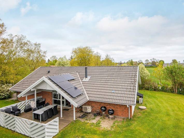 Ferienhaus für 10 Personen, mit Whirlpool und Terrasse sowie Pool und Sauna in Pøt Strandby